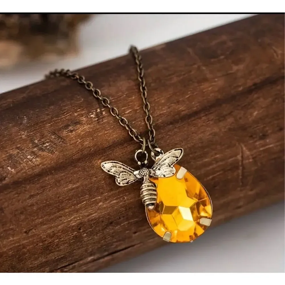 Retro Bee Amber Synthetic Gemstone Pendant Necklace Zinc Alloy Silver Plated Jew